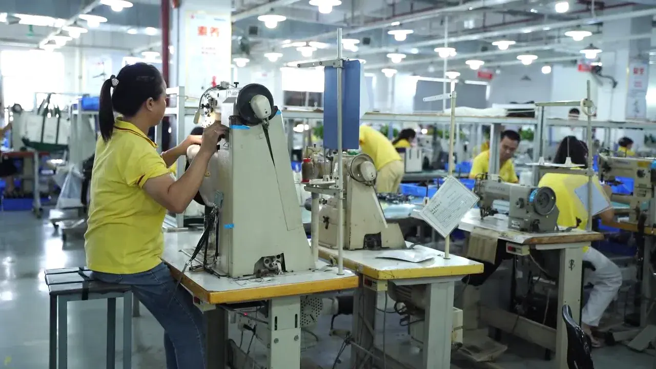Pengerjaan komponen tas pada meja produksi